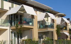 Feher-csuklokaros-es-balkon-napellenzok