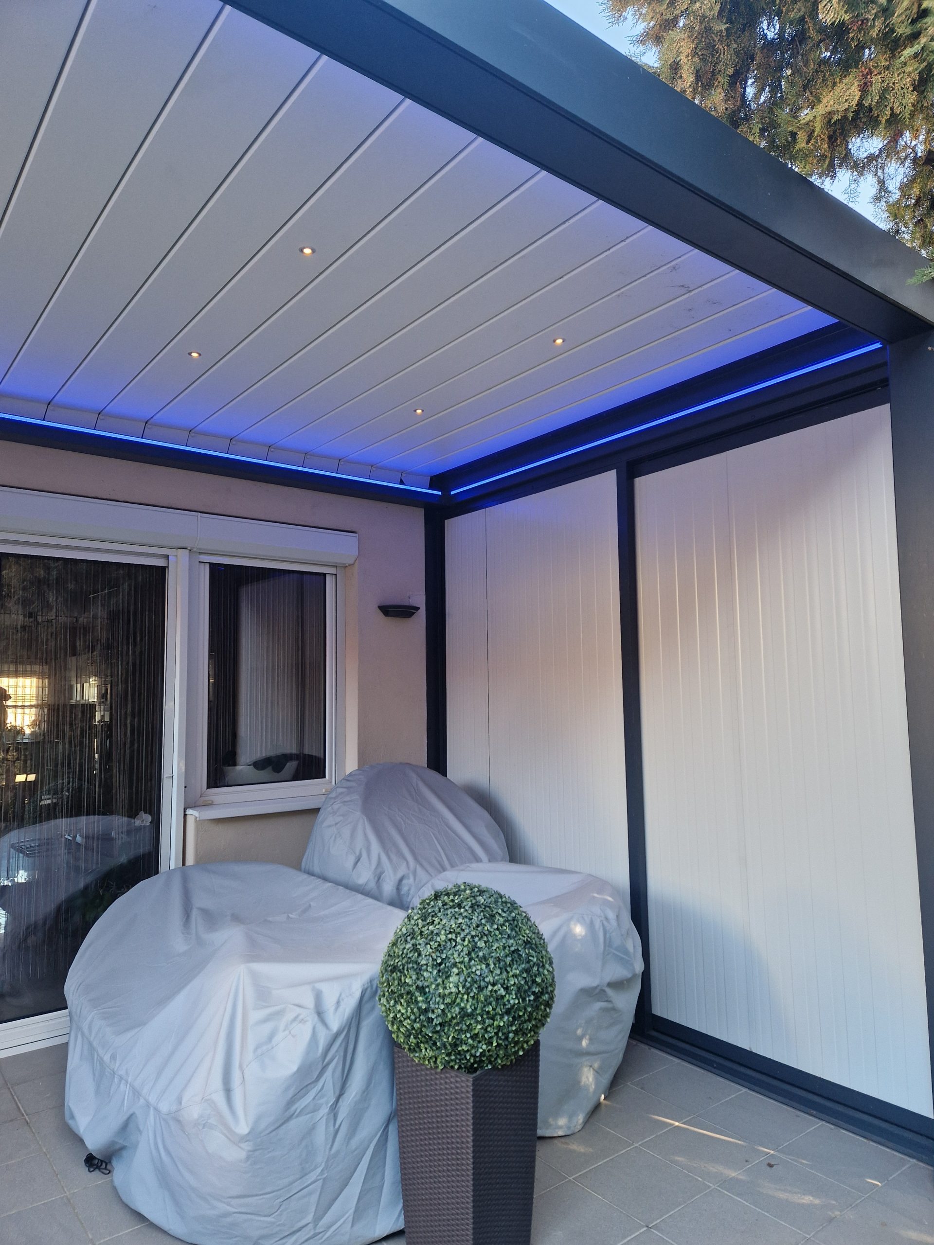 Lamellás pergola világítással